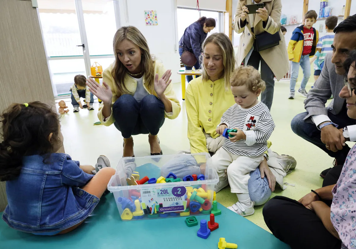 La conselleira de Política Social, Fabiola García, ayer, en su visita a la escuela infantil de Catabois (Ferrol)