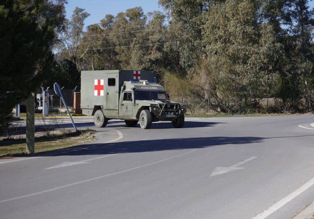 Una ambulancia militar en Cerro Muriano