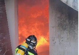 Cinco personas afectadas por inhalación de humo en el incendio de una vivienda en Carmena