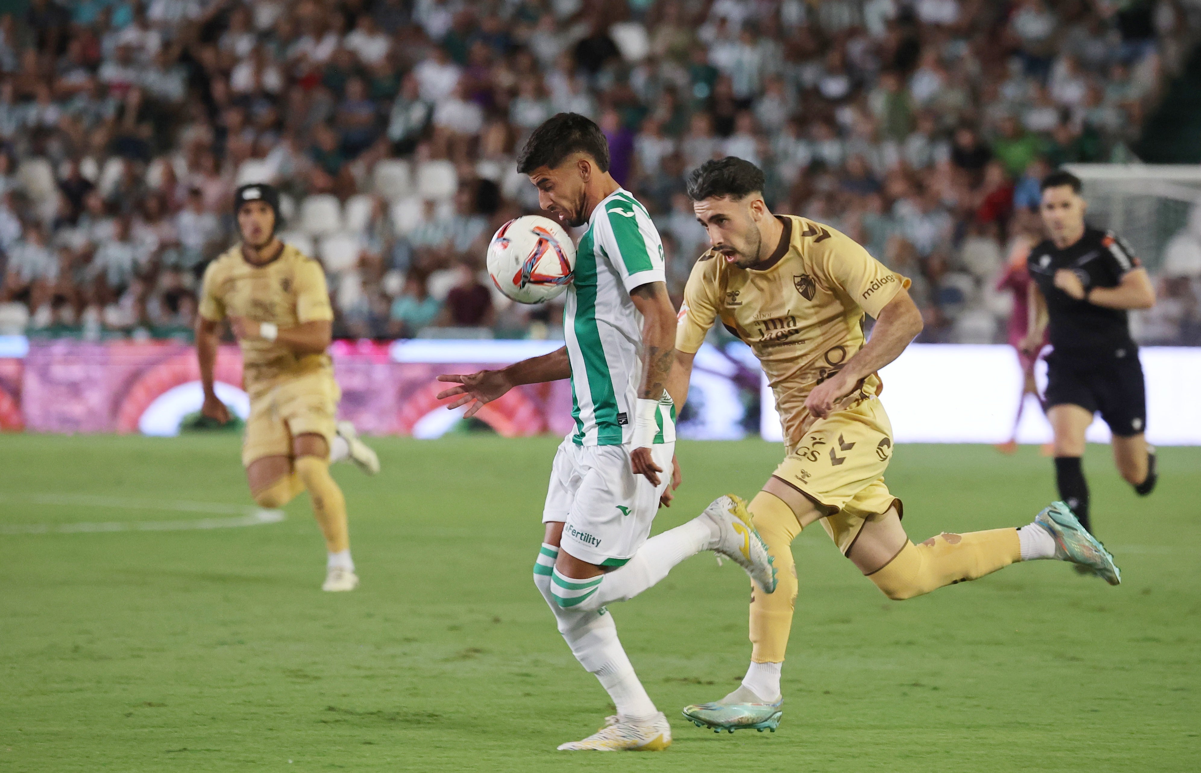 Las mejores imágenes del intenso derbi entre el Córdoba y el Málaga