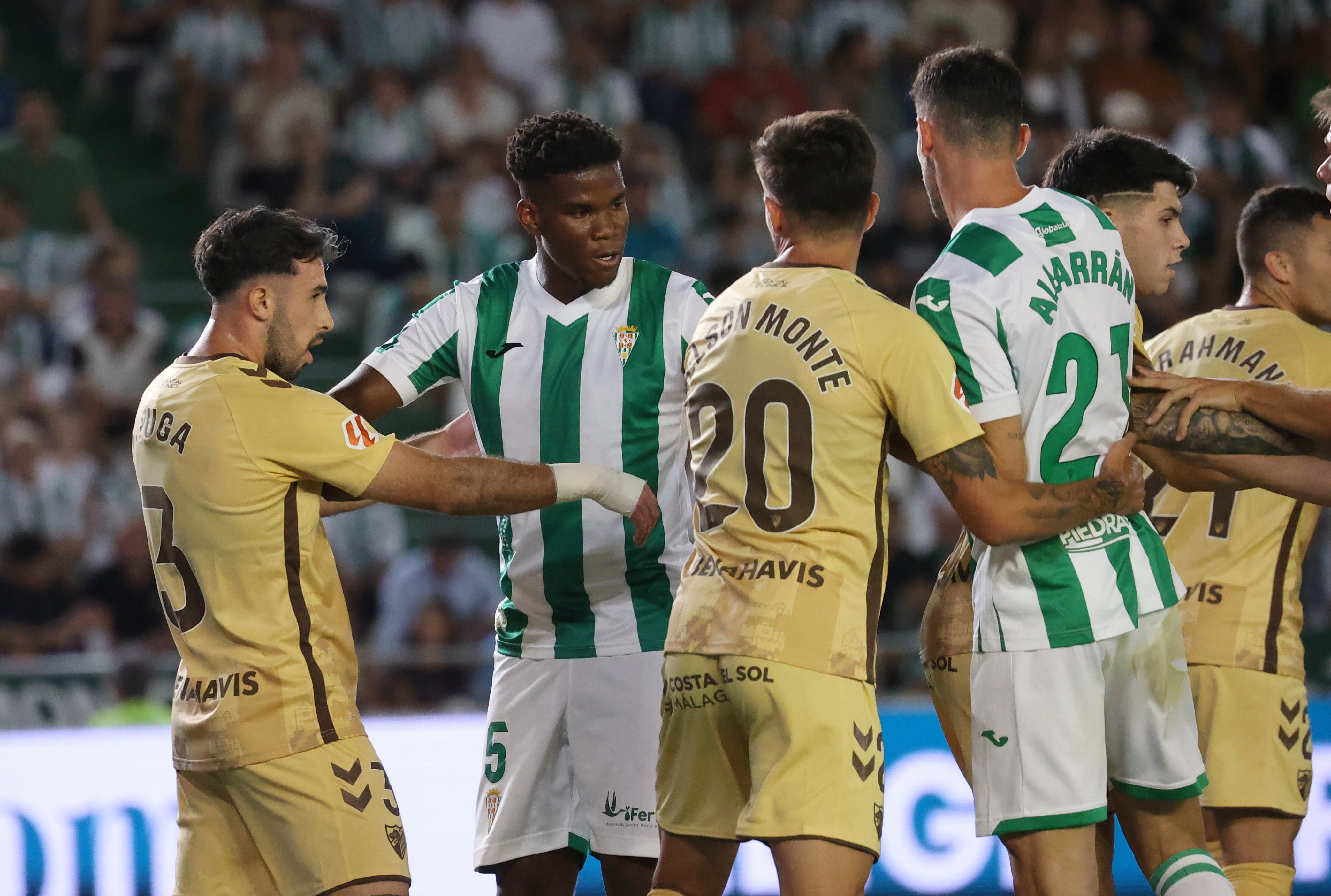 Las mejores imágenes del intenso derbi entre el Córdoba y el Málaga