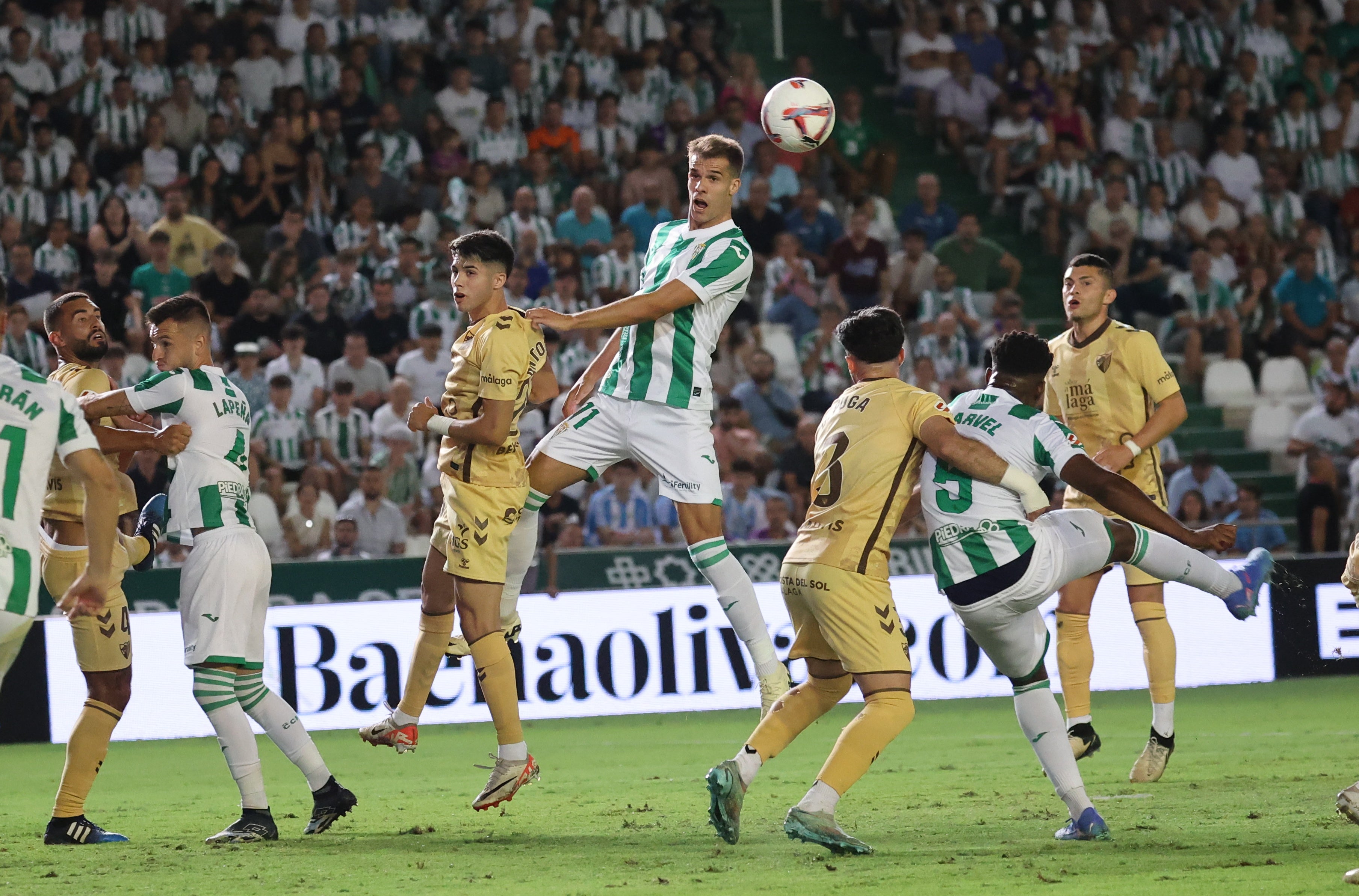 Las mejores imágenes del intenso derbi entre el Córdoba y el Málaga
