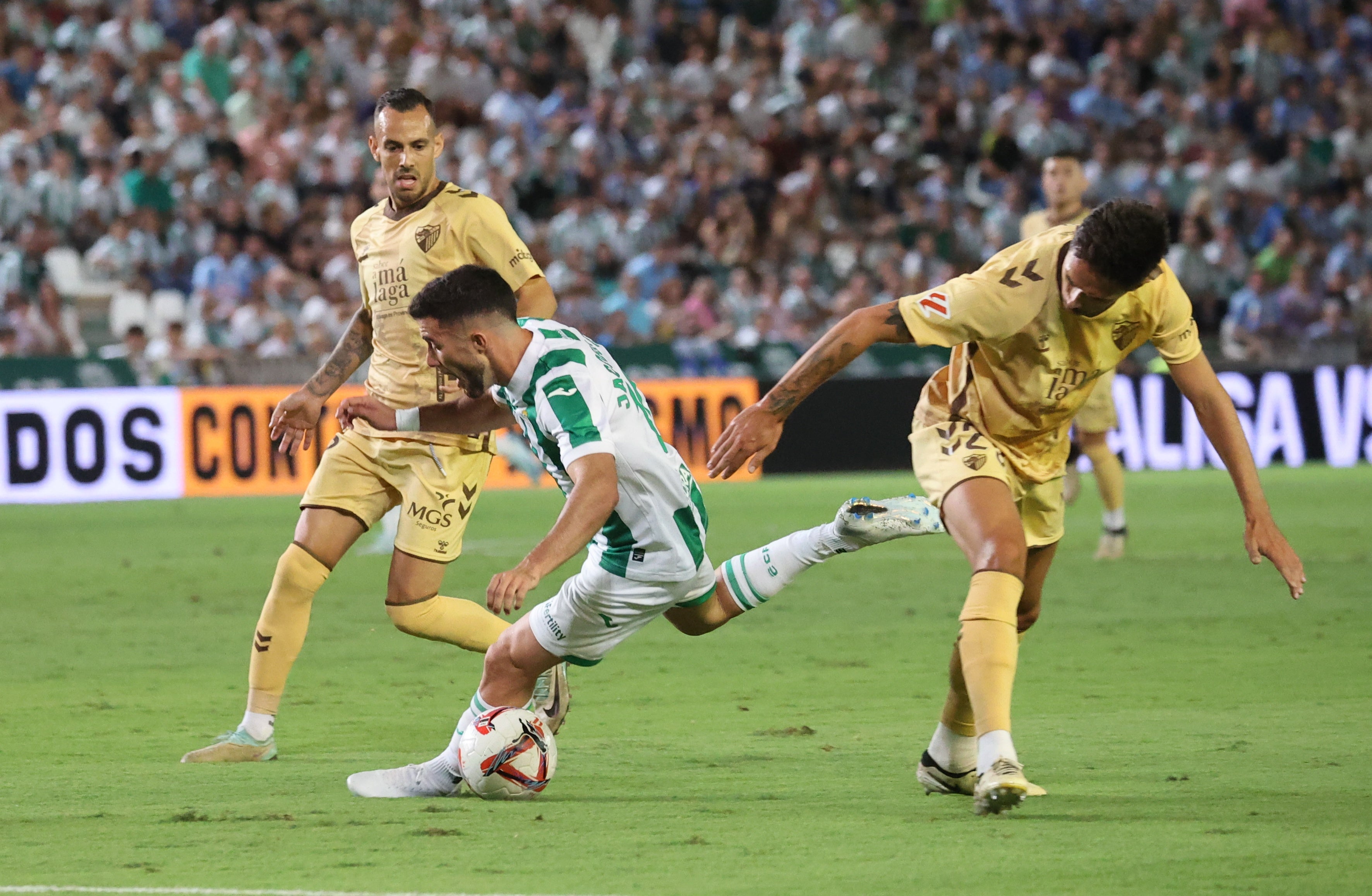 Las mejores imágenes del intenso derbi entre el Córdoba y el Málaga