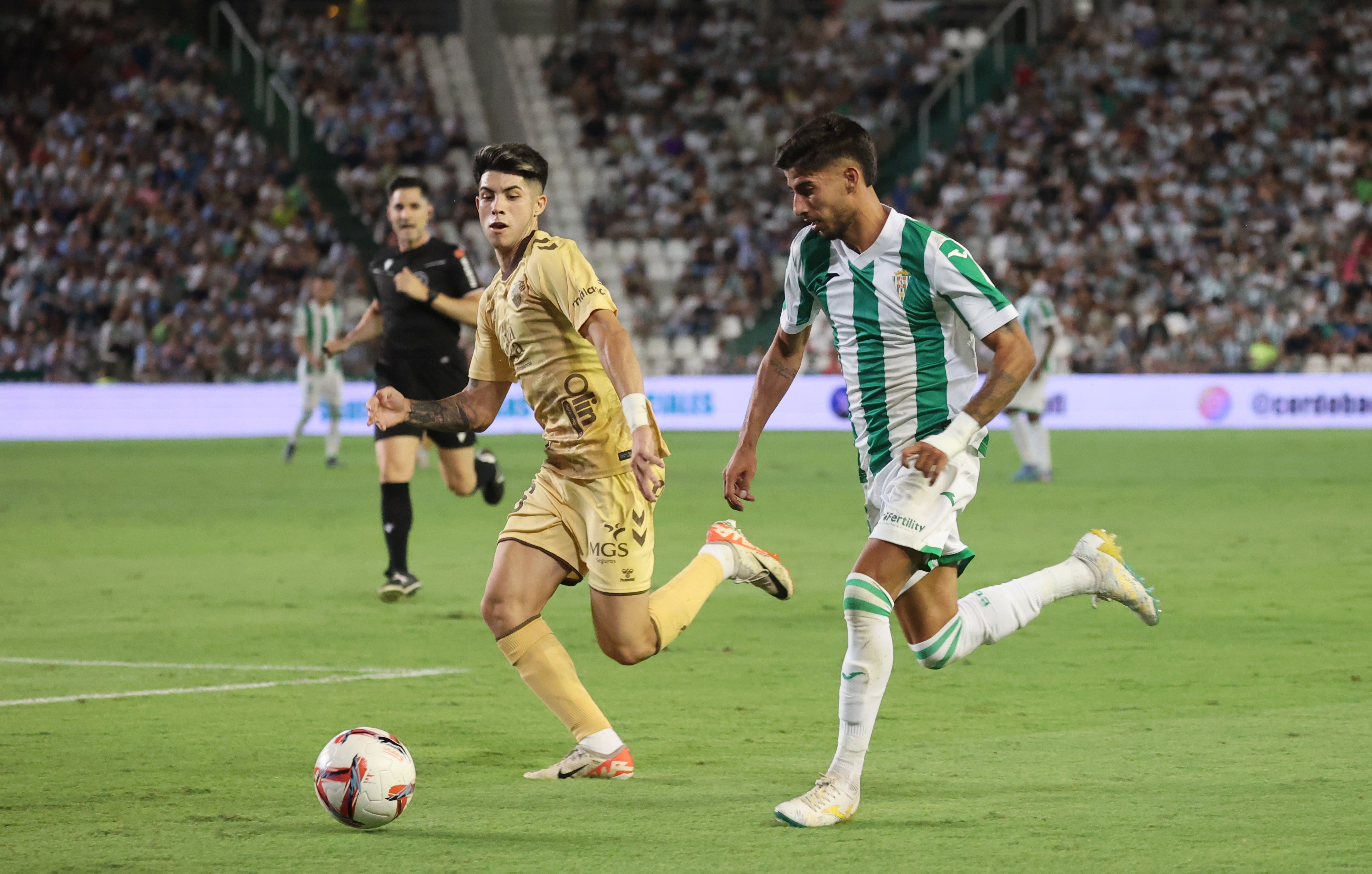 Las mejores imágenes del intenso derbi entre el Córdoba y el Málaga