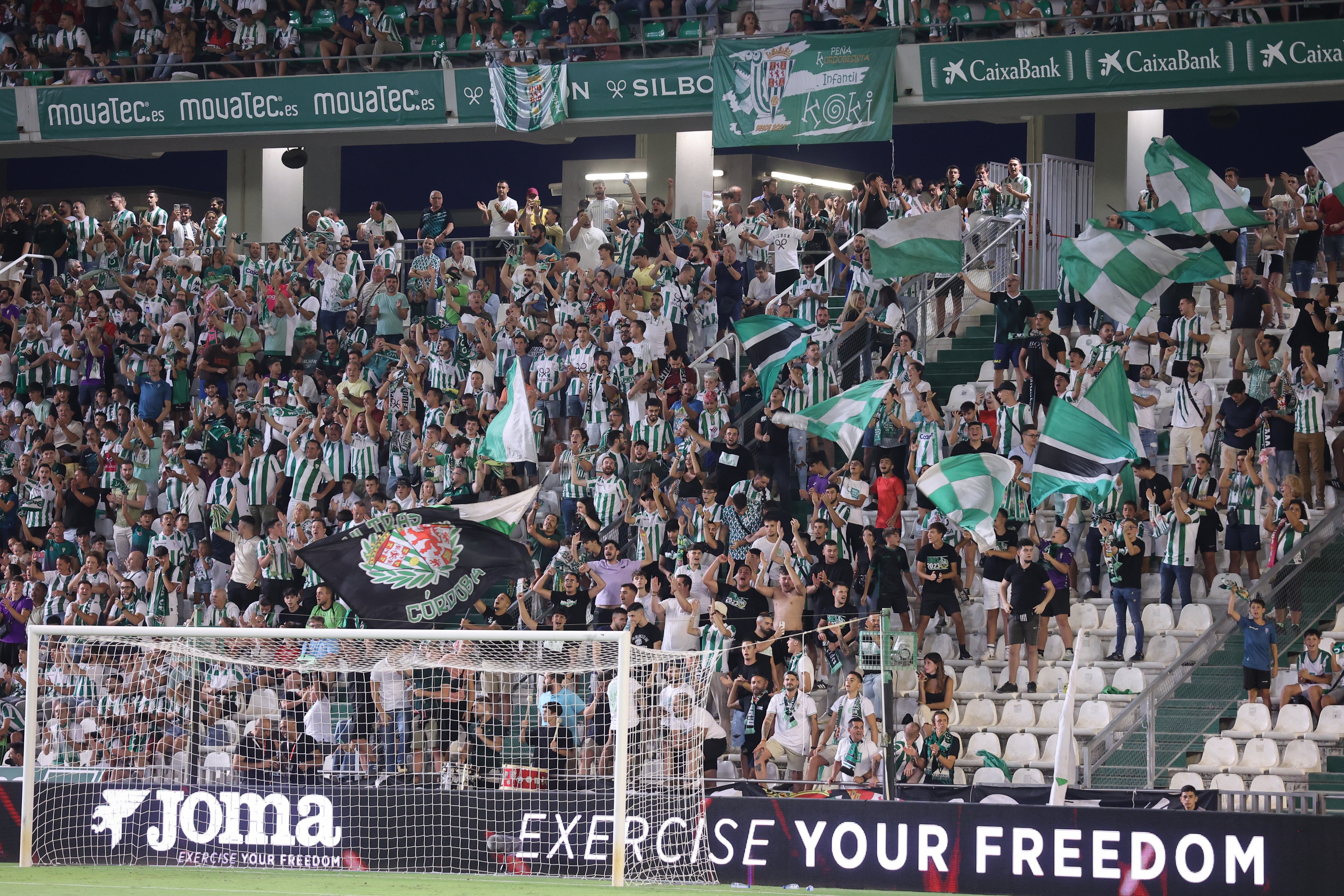 Las mejores imágenes del intenso derbi entre el Córdoba y el Málaga