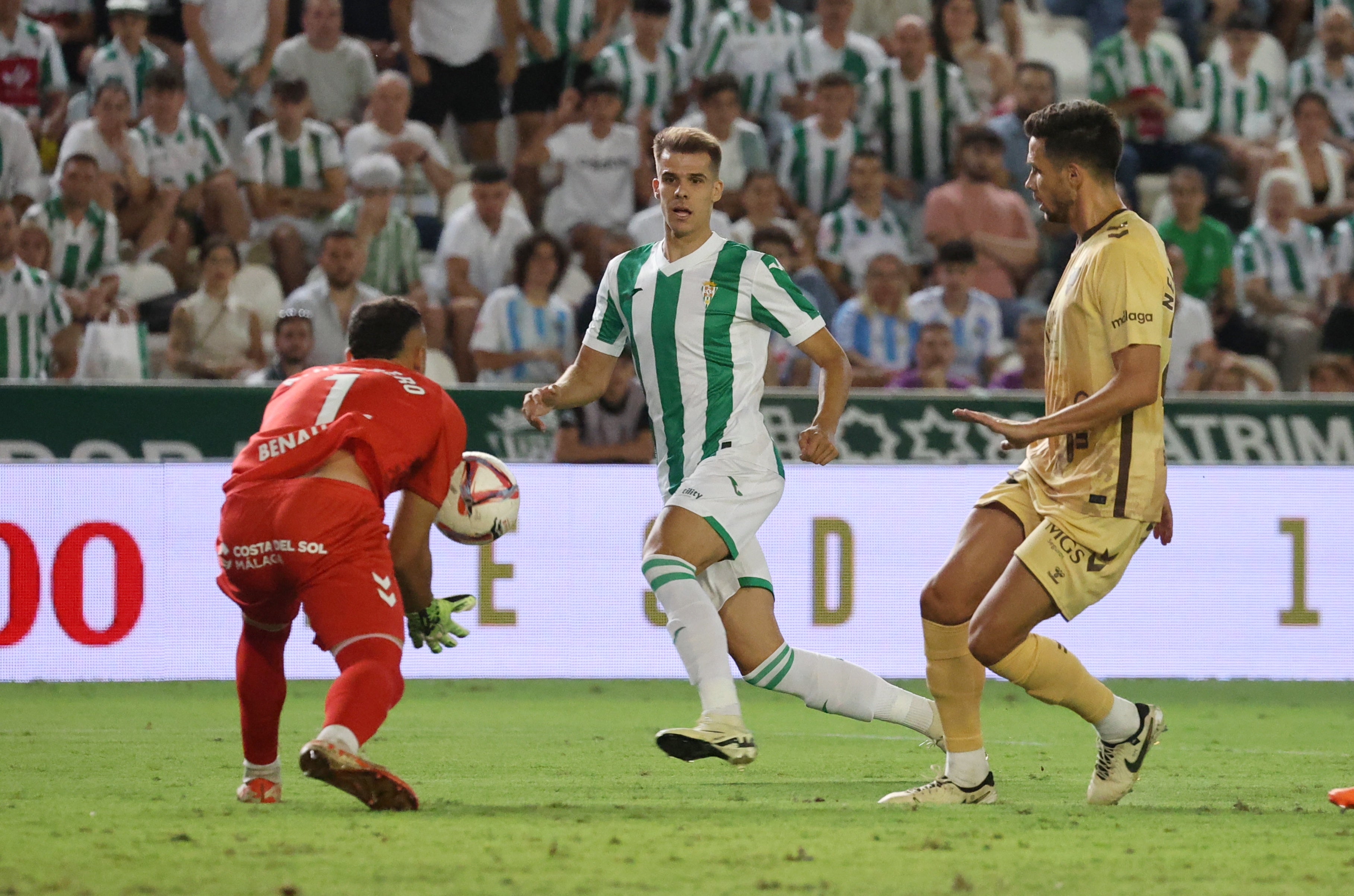 Las mejores imágenes del intenso derbi entre el Córdoba y el Málaga