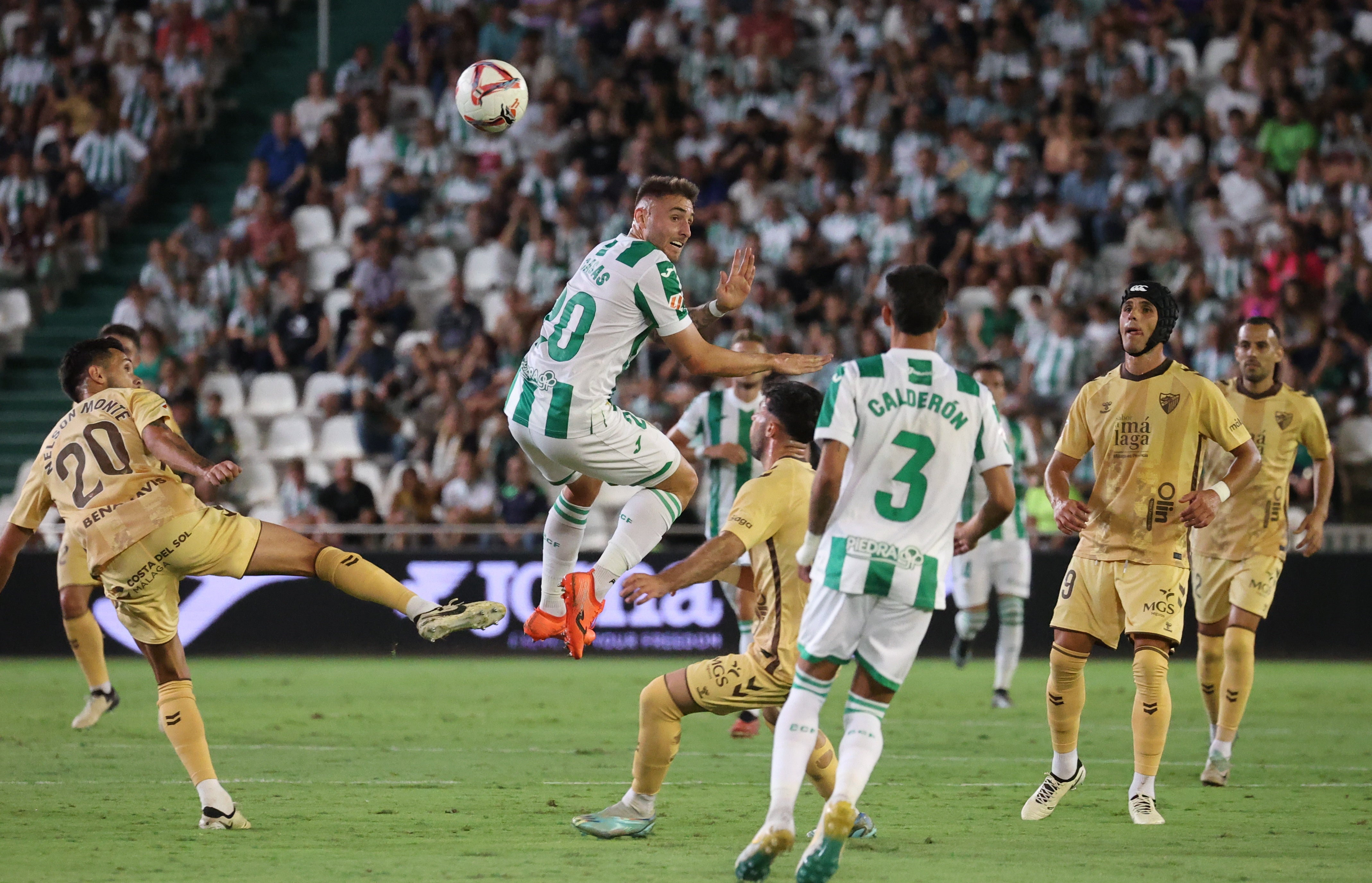Las mejores imágenes del intenso derbi entre el Córdoba y el Málaga