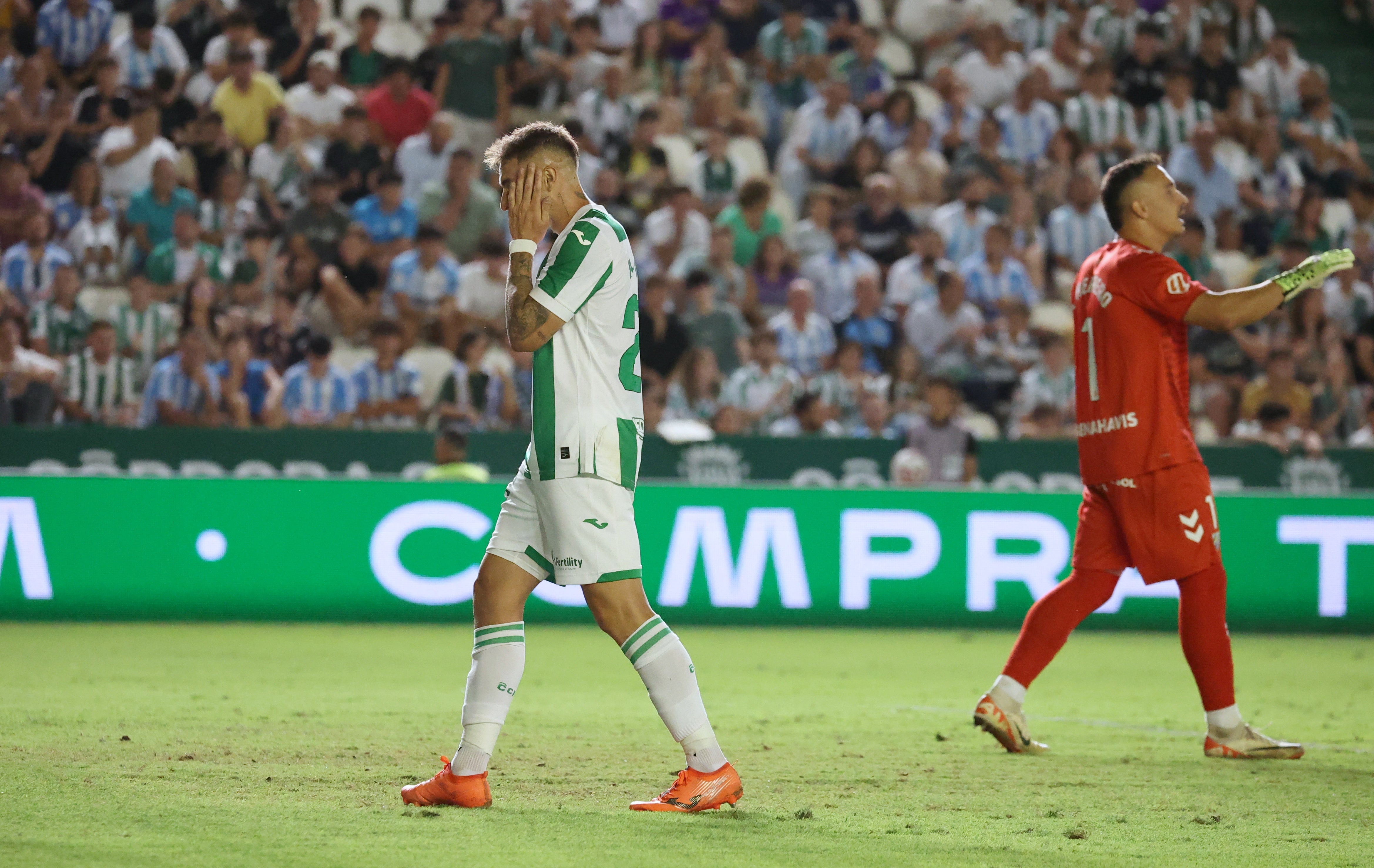 Las mejores imágenes del intenso derbi entre el Córdoba y el Málaga