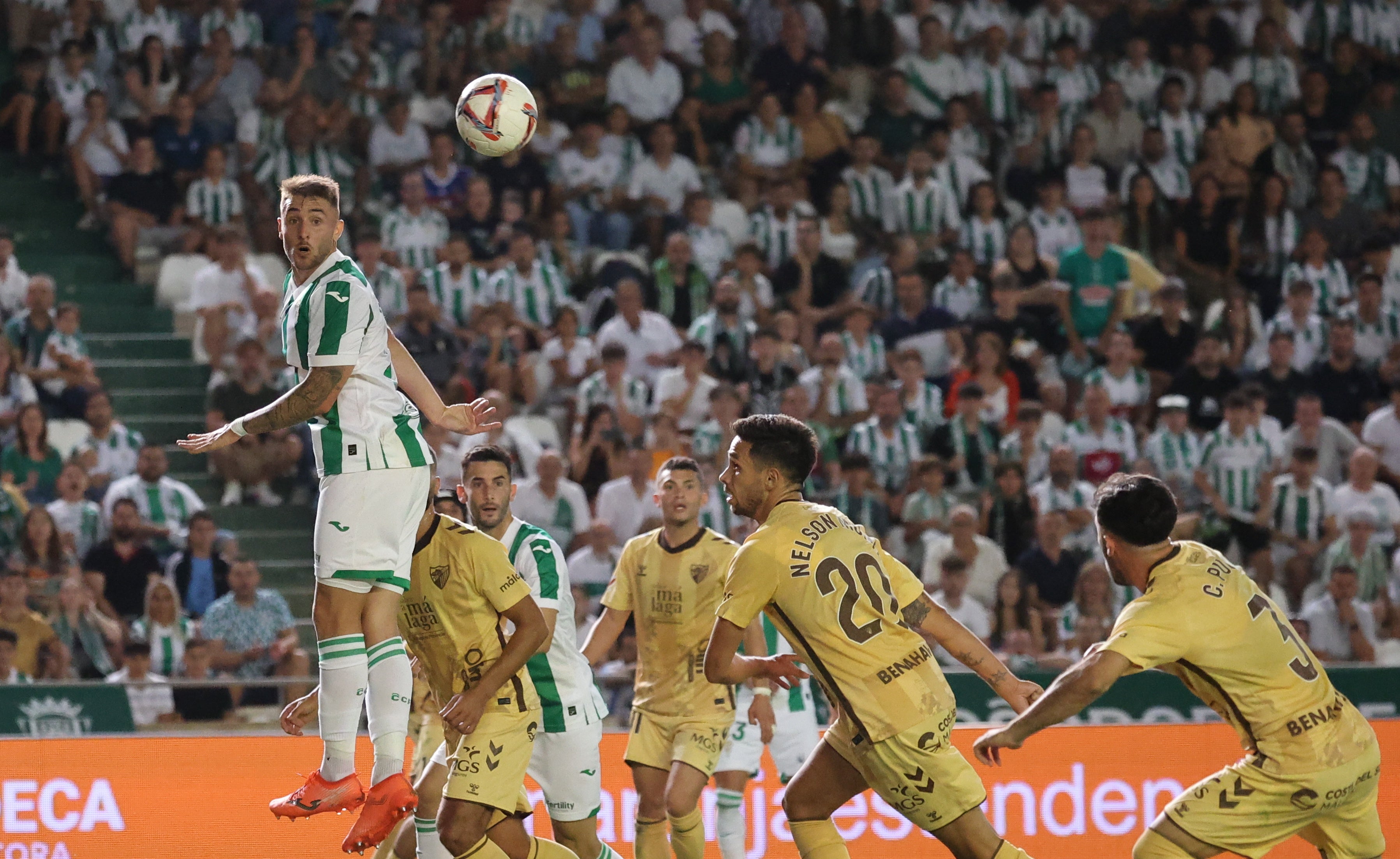 Las mejores imágenes del intenso derbi entre el Córdoba y el Málaga