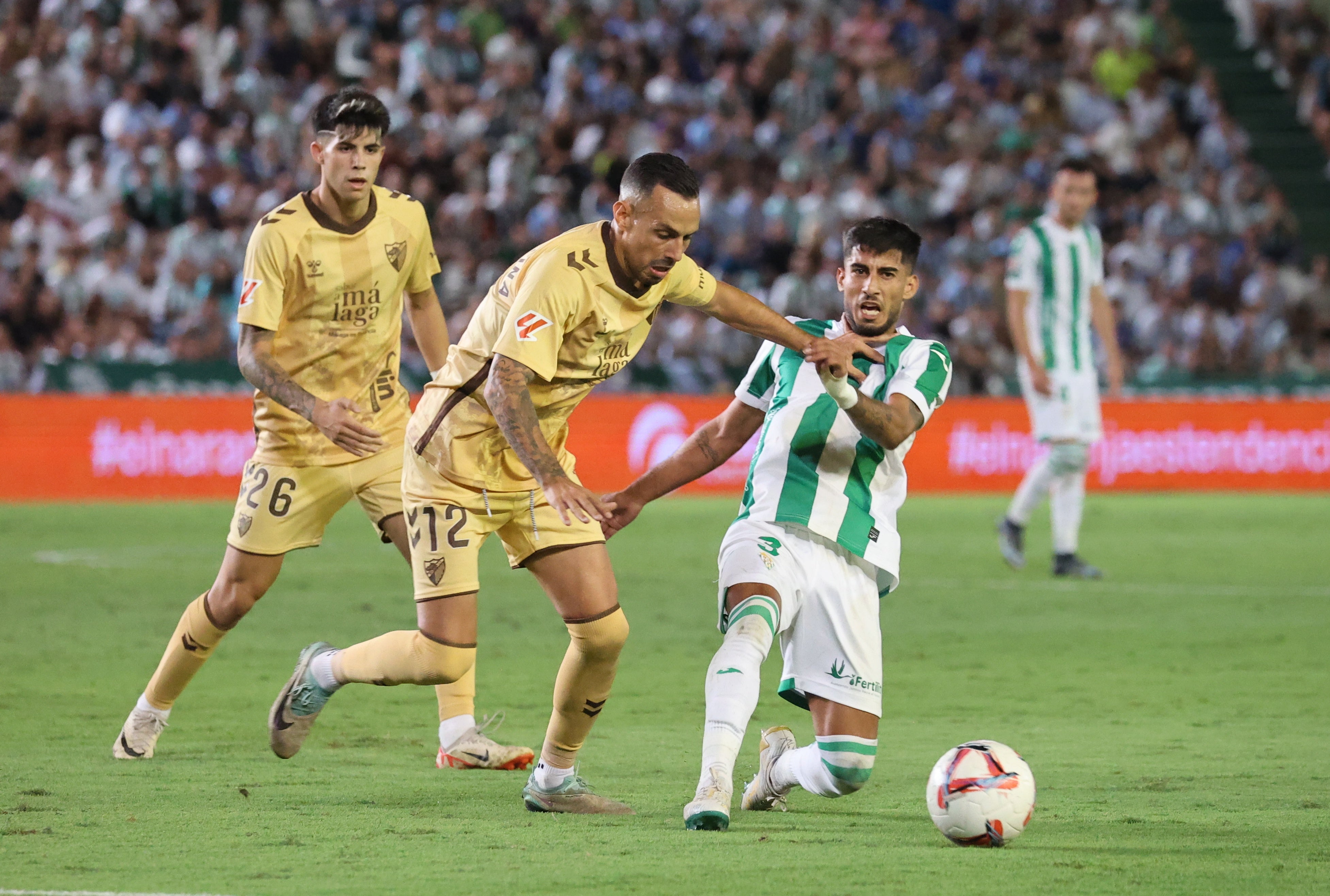 Las mejores imágenes del intenso derbi entre el Córdoba y el Málaga