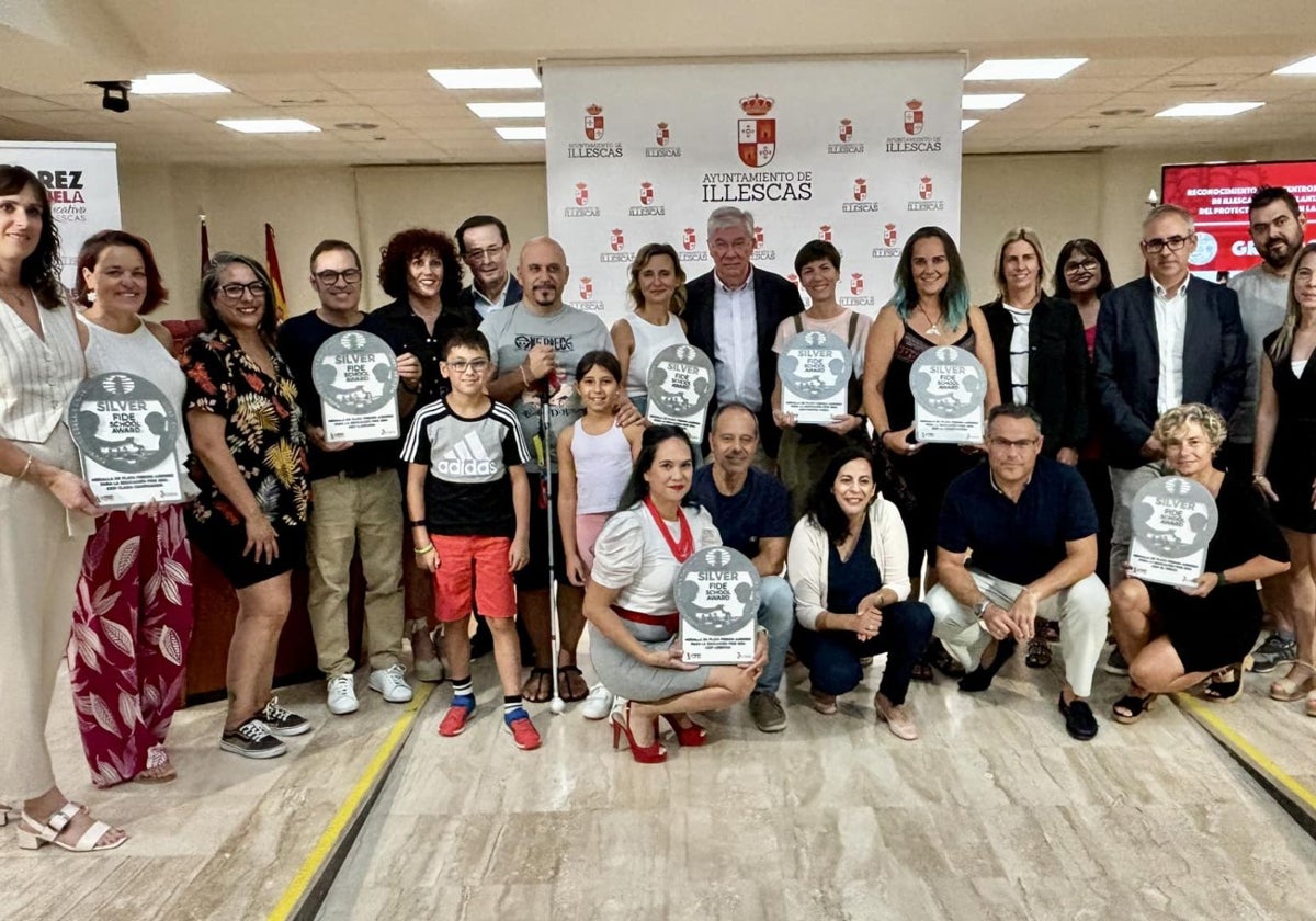 En un acto celebrado en el salón de plenos se entregaron placas conmemorativas a 7 colegios públicos