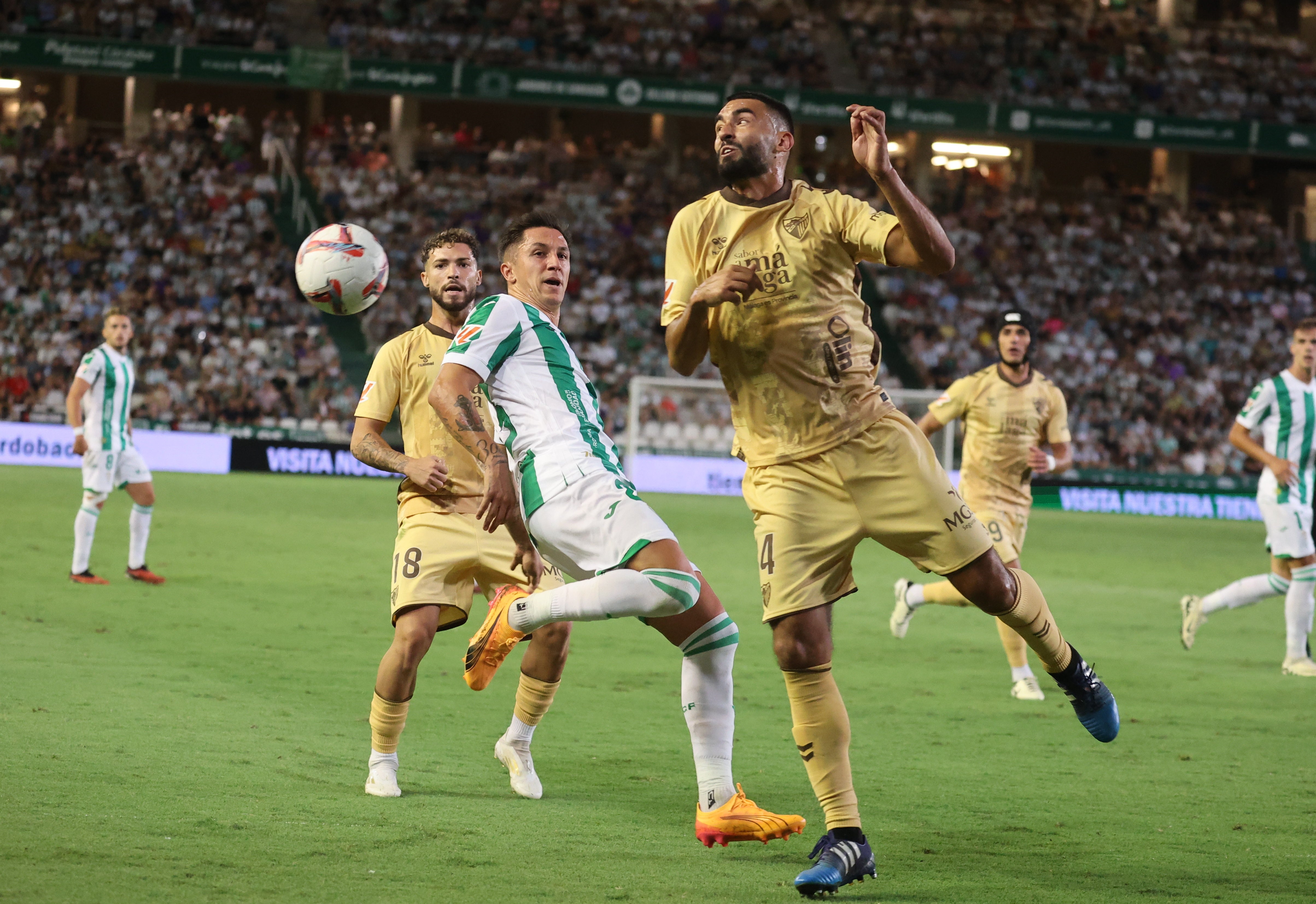 Las mejores imágenes del intenso derbi entre el Córdoba y el Málaga