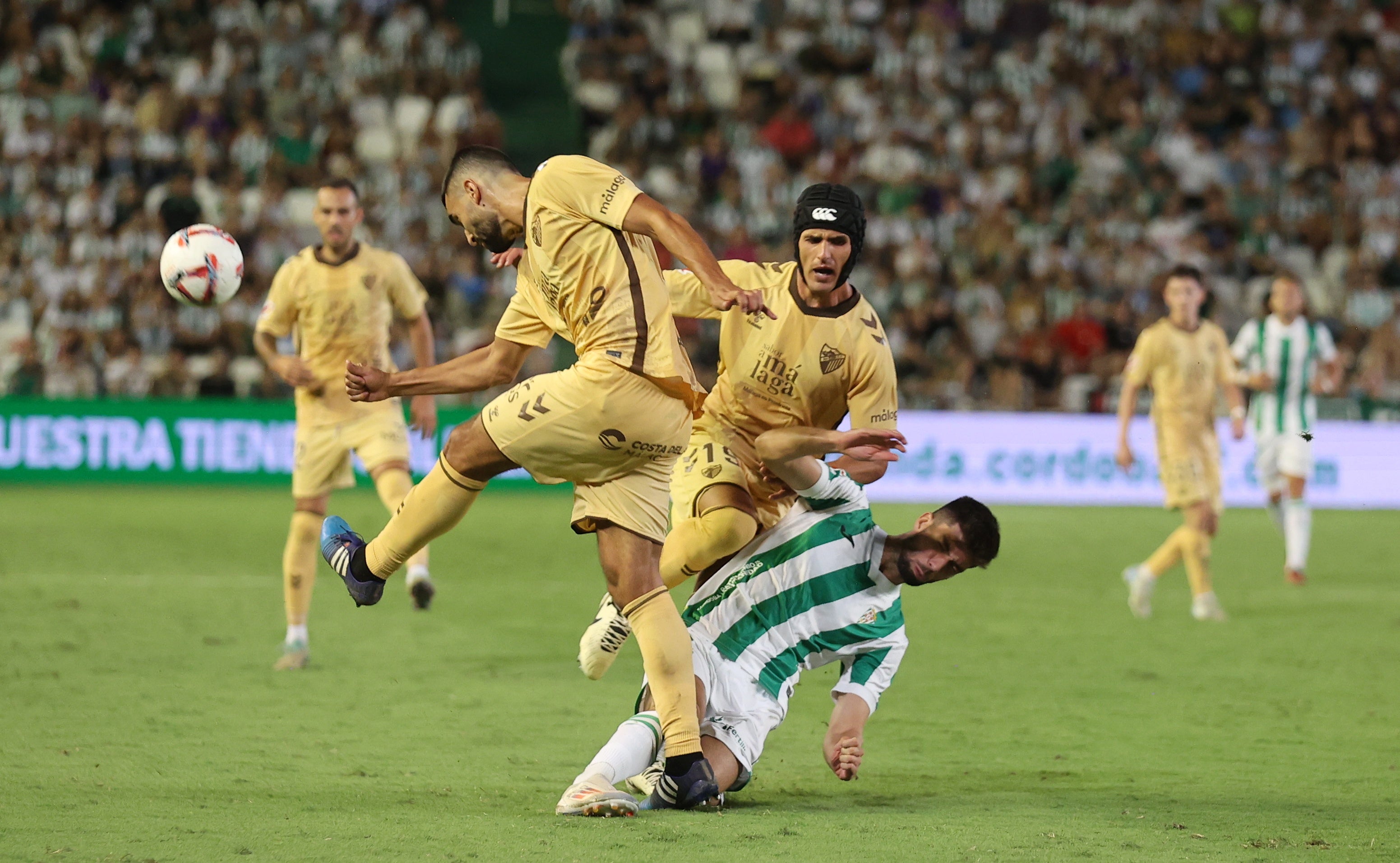 Las mejores imágenes del intenso derbi entre el Córdoba y el Málaga