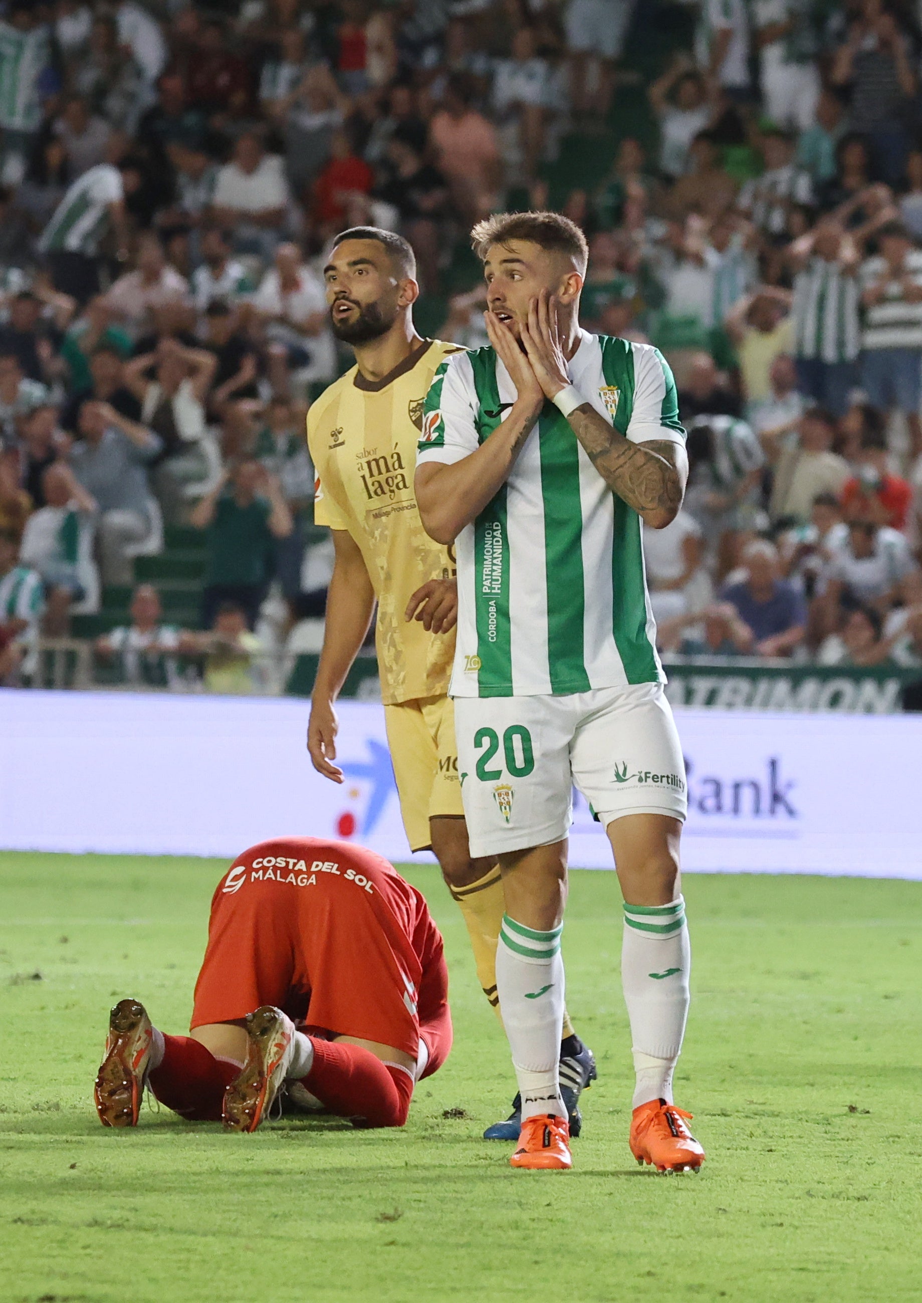 Las mejores imágenes del intenso derbi entre el Córdoba y el Málaga