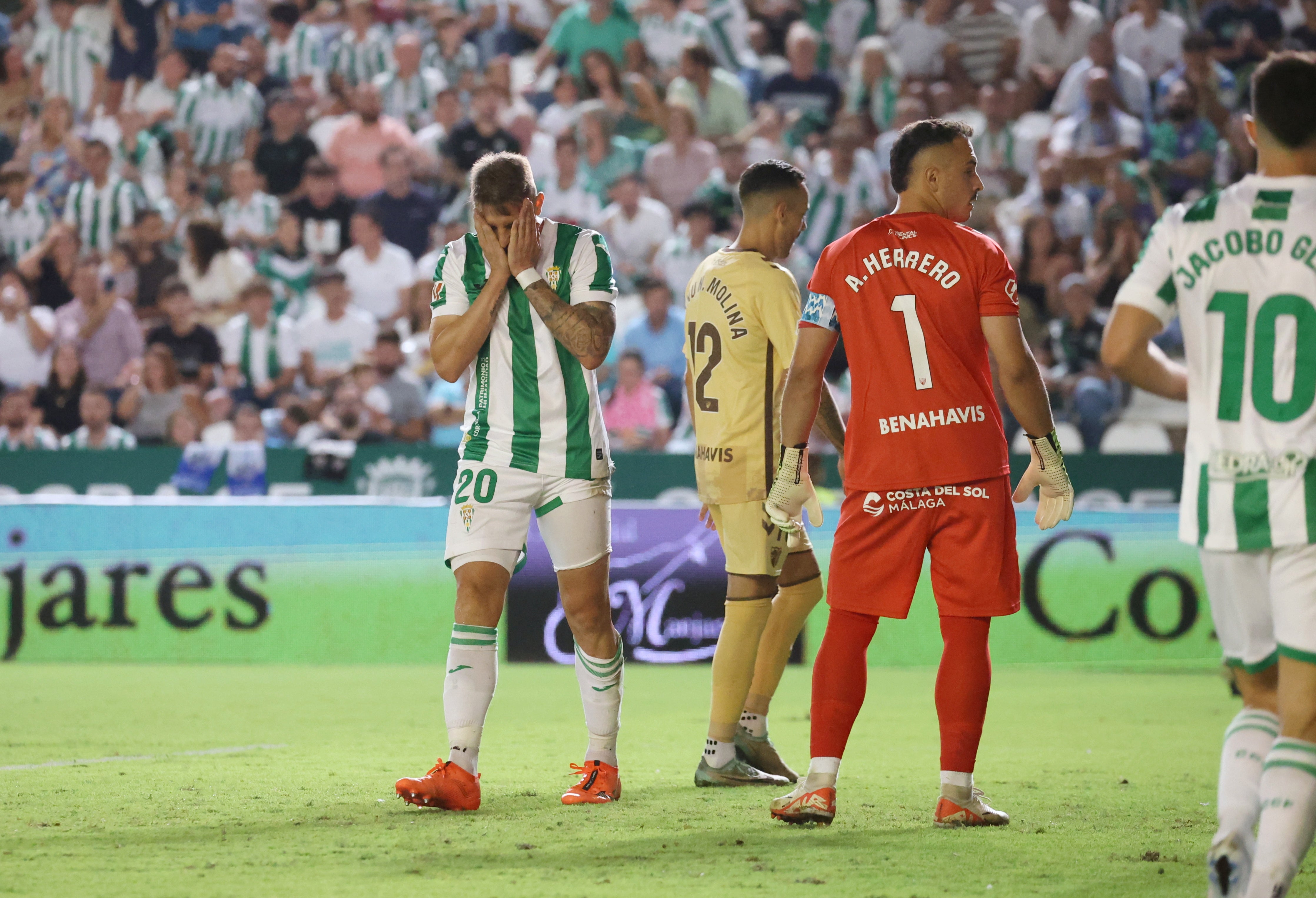 Las mejores imágenes del intenso derbi entre el Córdoba y el Málaga