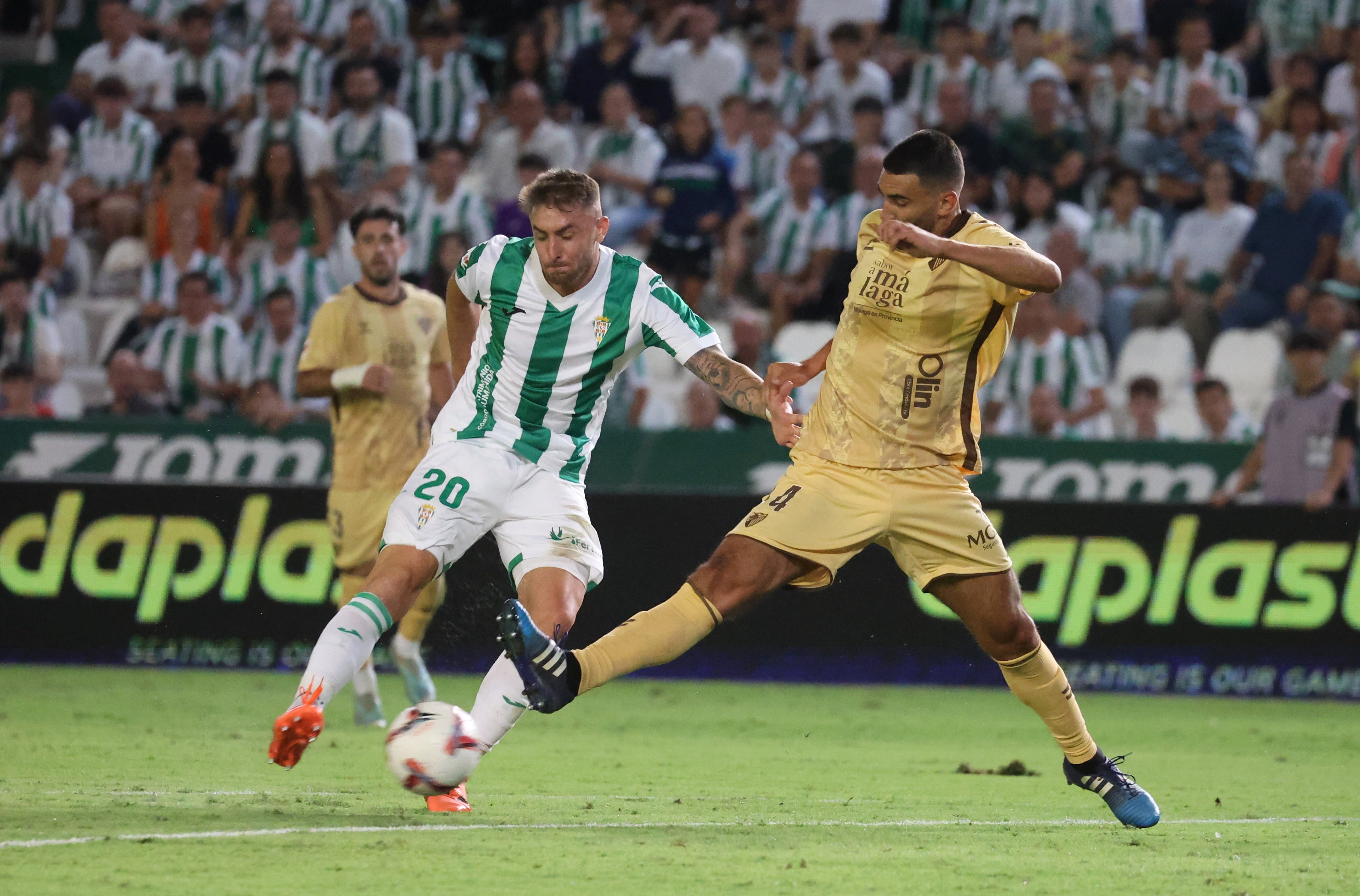 Las mejores imágenes del intenso derbi entre el Córdoba y el Málaga
