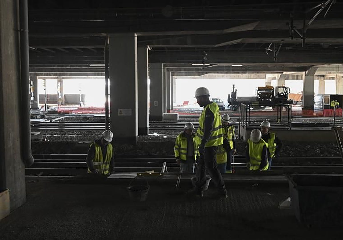 Un grupo de trabajadores, en un desarrollo urbanístico en Madrid