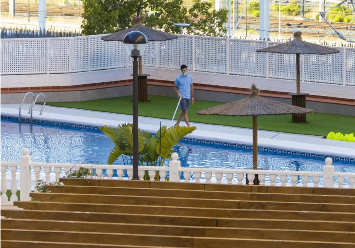 Imagen de archivo de una piscina en una urbanización