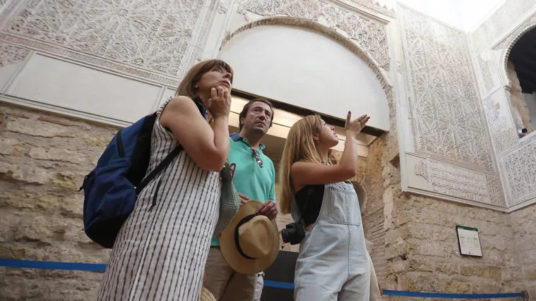 Una familia de turistas contemplando la Sinagoga de Córdoba