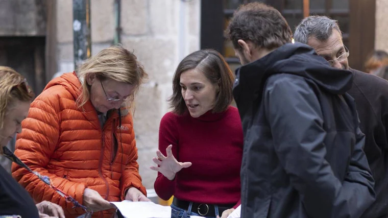 La directora, Carla Simón (centro), el jueves, dando indicaciones a su equipo