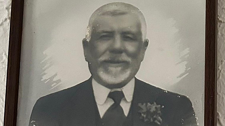 Su padre, Manuel Terrones, nacido en Las Gabias (Granada)