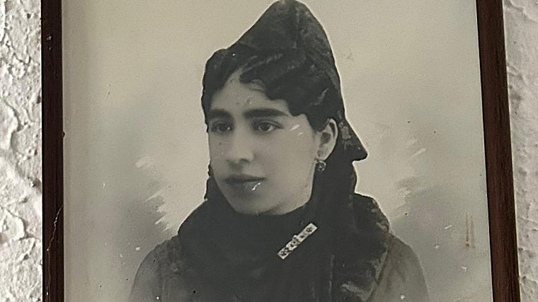 Su madre, María Villanueva, también nació en la provincia de Granada, en concreto en Padul