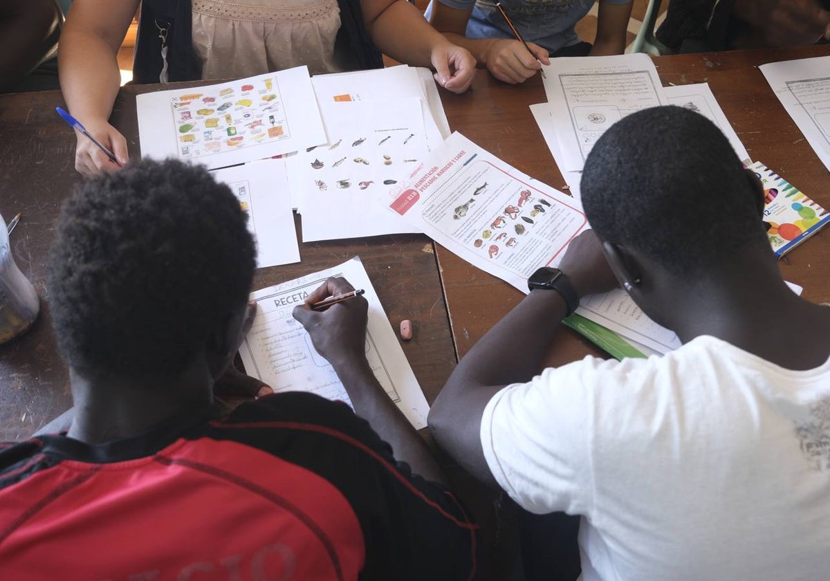 Un grupo de menores en una de las aulas del centro de menores tutelados de Cortes de la Frontera