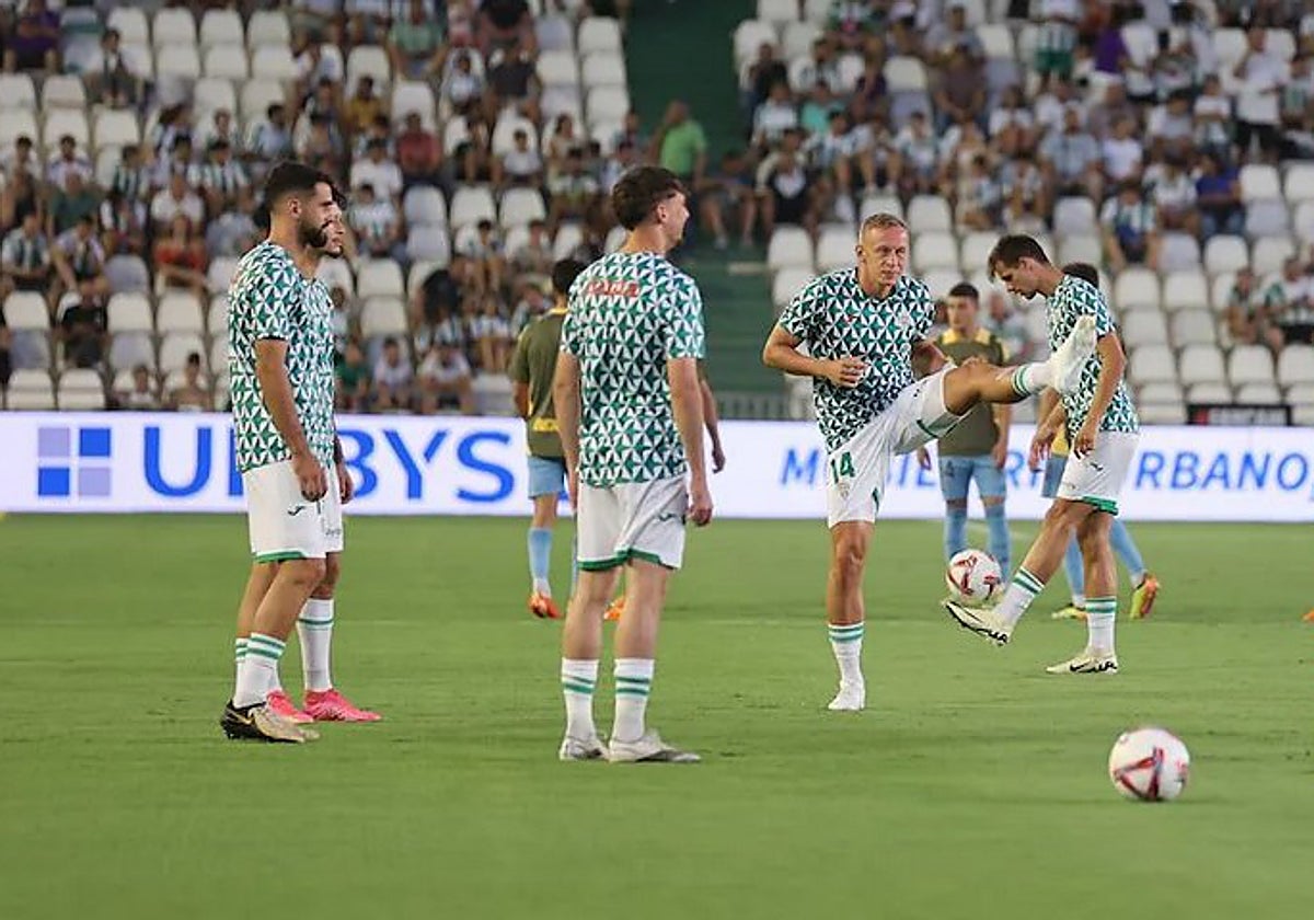 Obolskii (derecha) se ejercita antes de un partido en El Arcángel