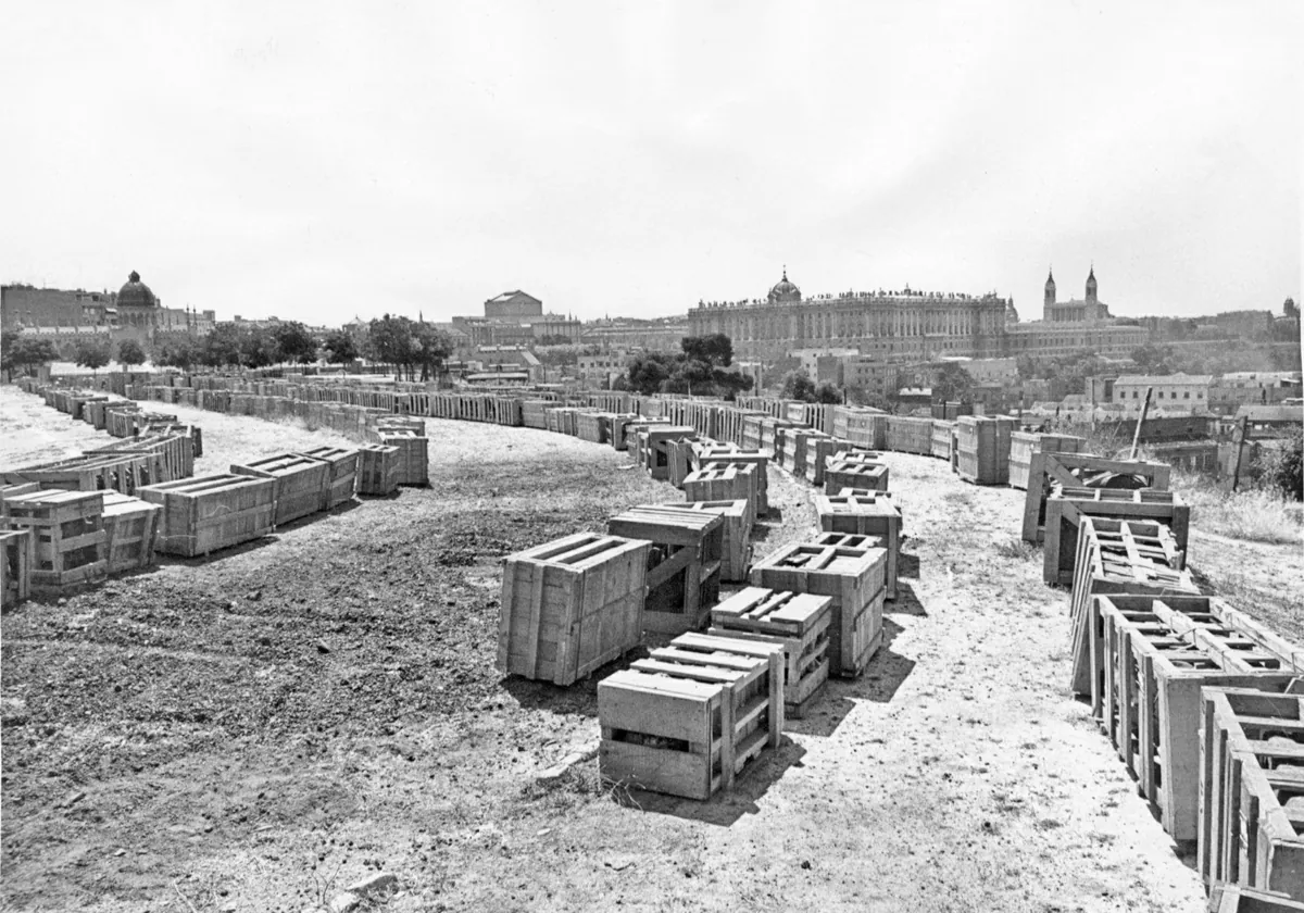 Las cajas con las piedras del Templo de Debod, en la explanada del antiguo Cuartel de la Montaña en 1970