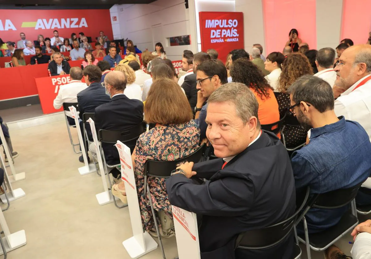 Emiliano García-Page, en primer plano, con Pedro Sánchez al fondo en el Comité Federal