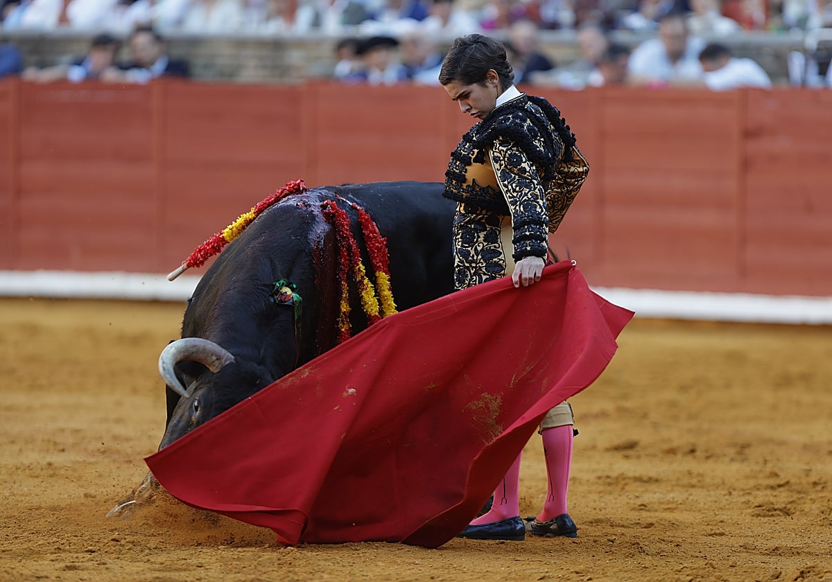 Manuel Román durante la faena de una de sus comparecencias en Los Califas