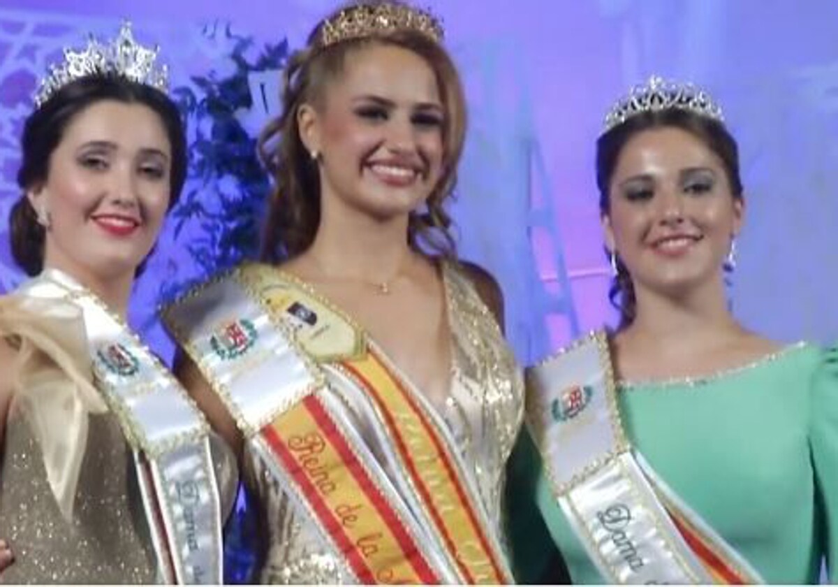 Claudia Arquero con sus damas de honor, Nazaret Márquez y Rocío Suárez