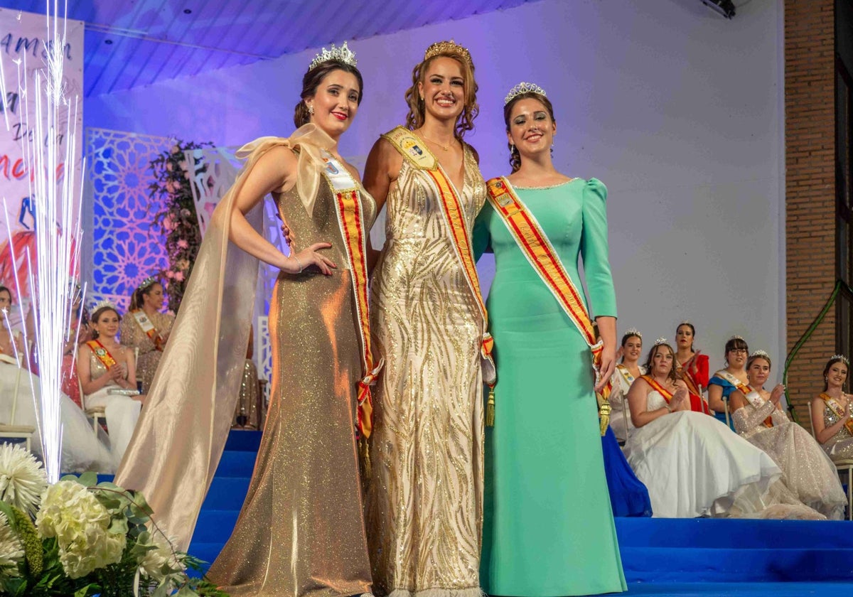 Claudia Arquero con sus damas de honor, Nazaret Márquez y Rocío Suárez