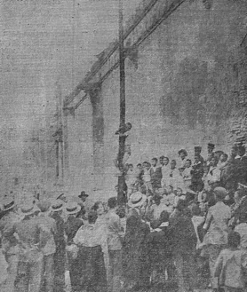 Imagen secundaria 2 - En la fotografía superior, una orquesta amenizando la verbena del Alcázar Viejo en los años 60. La imagen de la izquierda muestra una noria en San Cayetano. A la derecha, un joven en una cucaña, mirado por el gentío, en la verbena de la Virgen de los Faroles, a principios del siglo XX