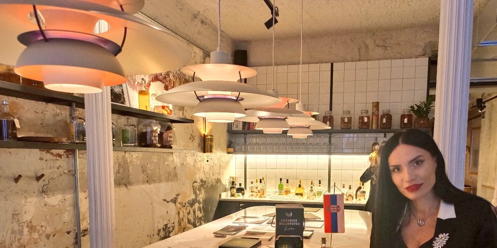 Agreden físicamente a la embajadora de Serbia, Irena Sarac, en el centro de Madrid tras preguntarle su origen