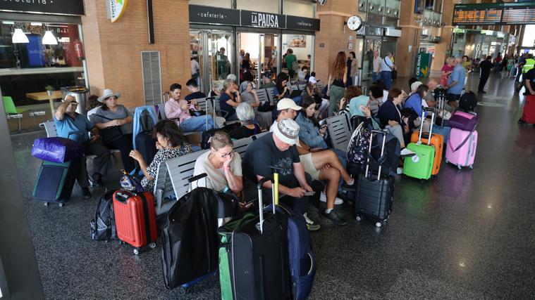 Varias personas esperando la llamada para su tren en la estación de Córdoba
