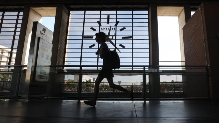 Una joven corre en el interior de la estación de tren de Córdoba