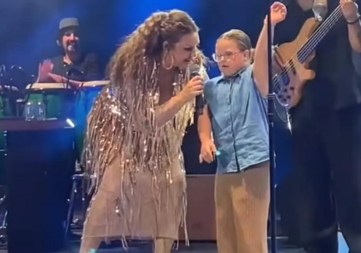 Captura de Niña Pastori y Lola en su actuación en la Axerquía