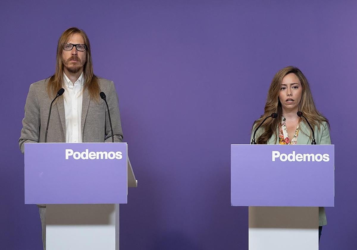 El portavoz de Podemos, Pablo Fernández y la coportavoz de Podemos, María Teresa Pérez, durante una rueda de prensa este lunes