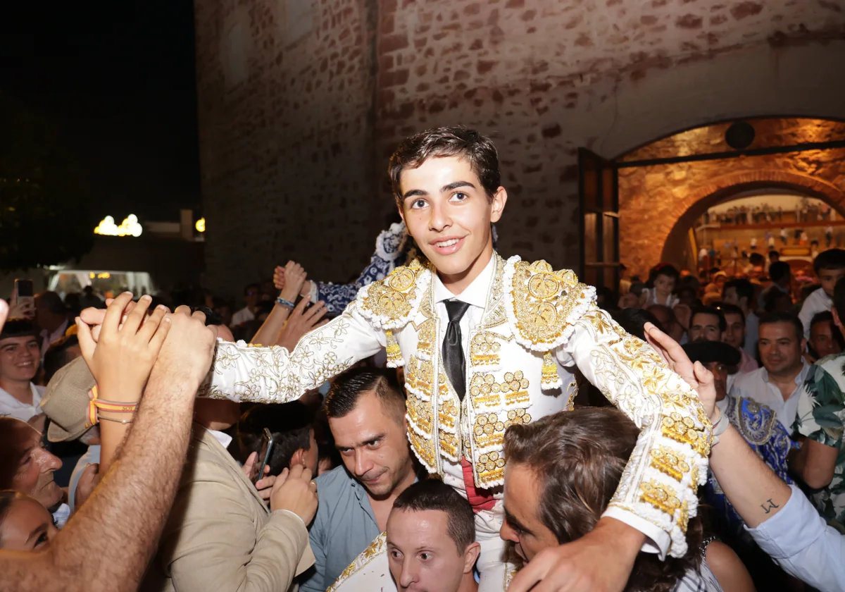 Manuel Román sale a hombros de la plaza de toros de Montoro el pasado octubre