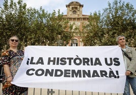 Víctimas de abusos sexuales protestan ante el Parlament catalán por la Medalla a la Abadía de Montserrat