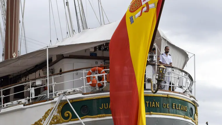 El buque escuela de la Armada, en el puerto de Barcelona, este martes