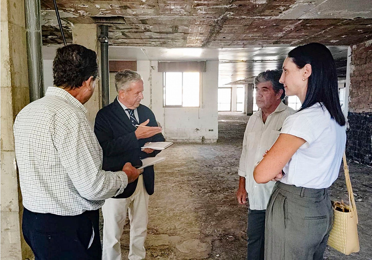 Salvador Fuentes y Marta Siles en su visita a los Colegios Provinciales con varios técnicos