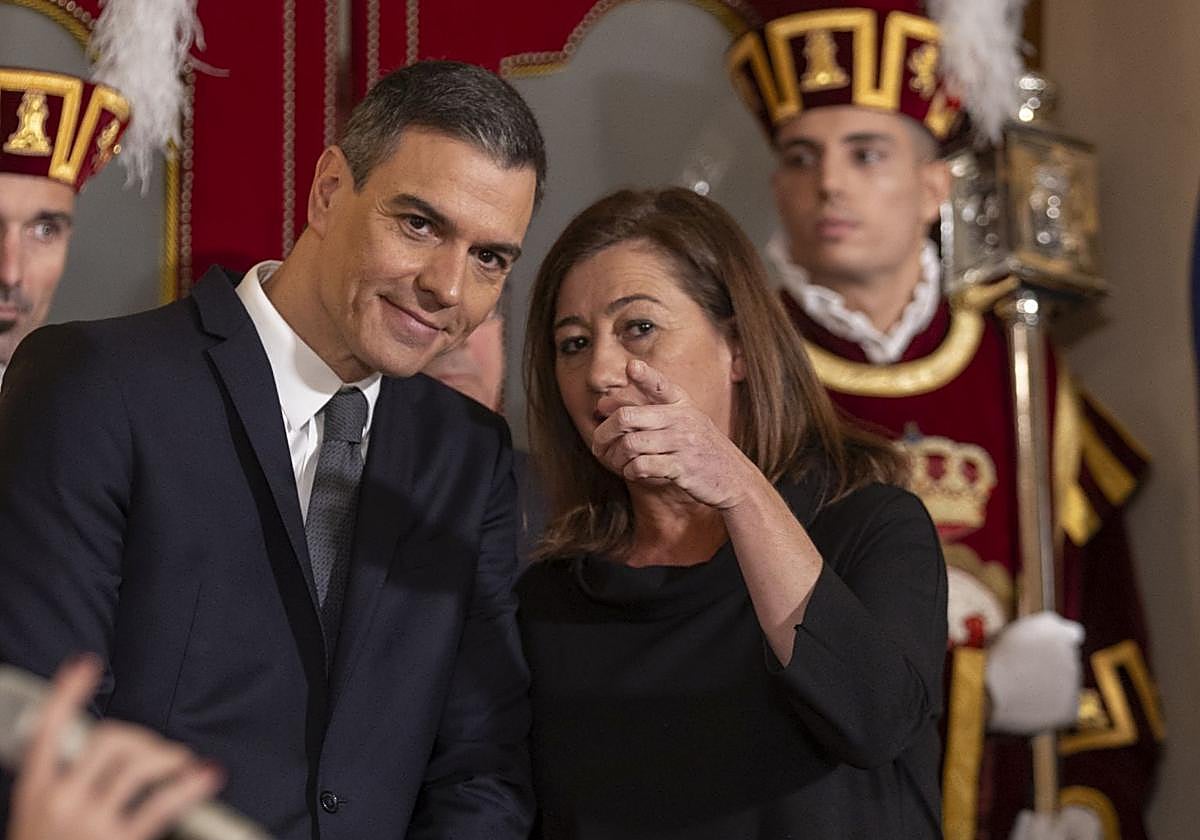 Pedro Sánchez junto a la presidenta del Congreso, la socialista Francina Armengol