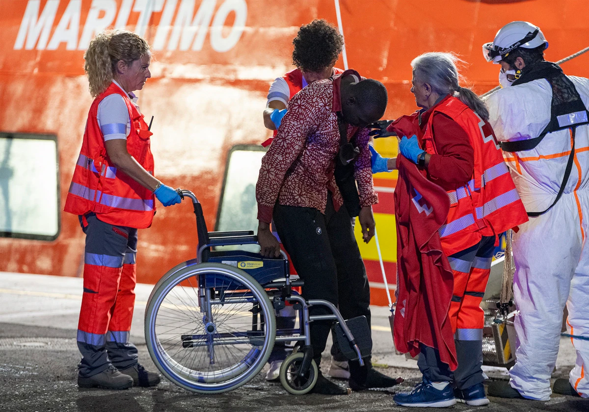 La guardamar Urania, de Salvamento Marítimo, ha rescatado a última hora del lunes a 57 inmigrantes en aguas de Lanzarote