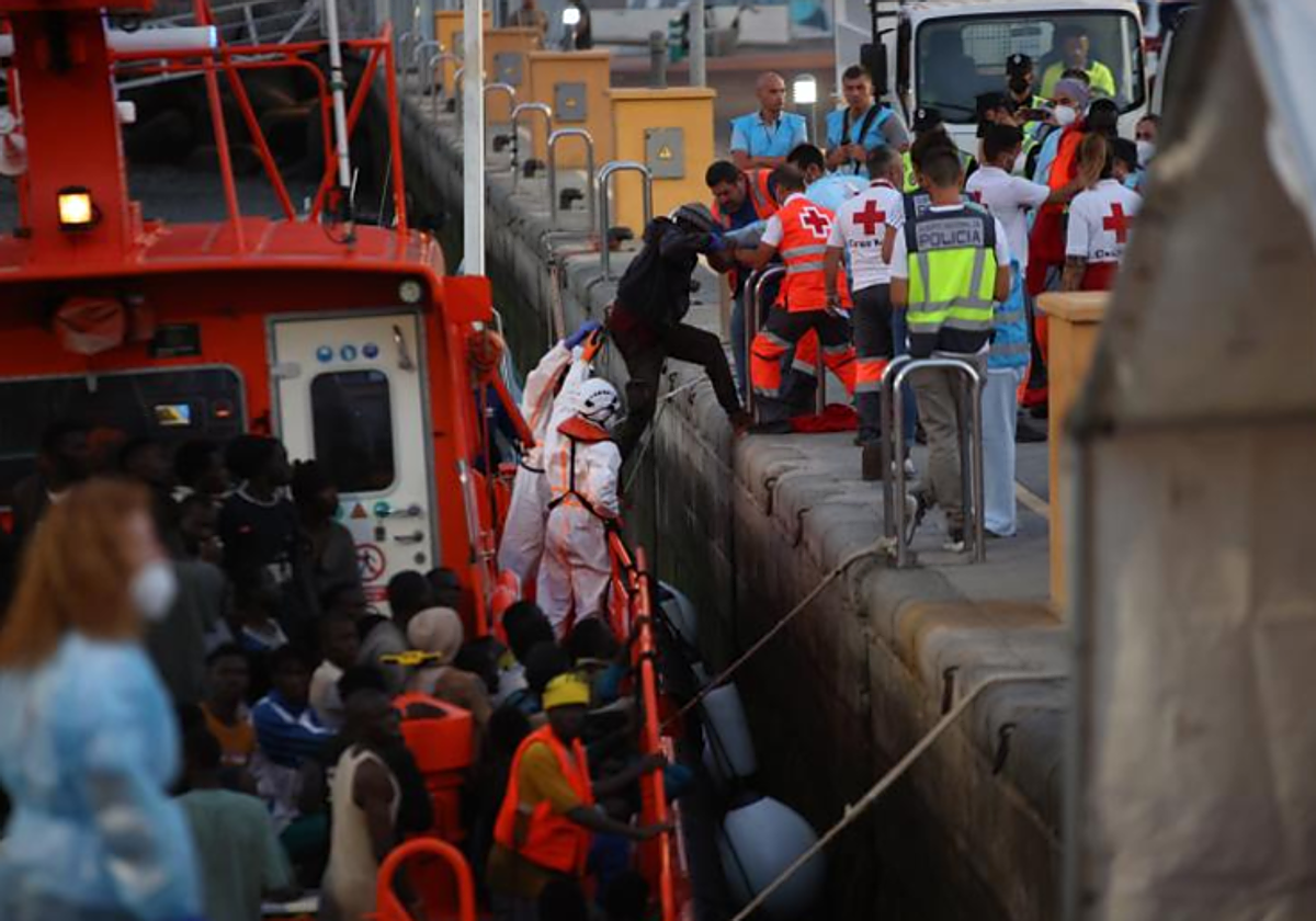 Desembarco de los ocupantes de una embarcación ayer en el Muelle Deportivo de Las Palmas