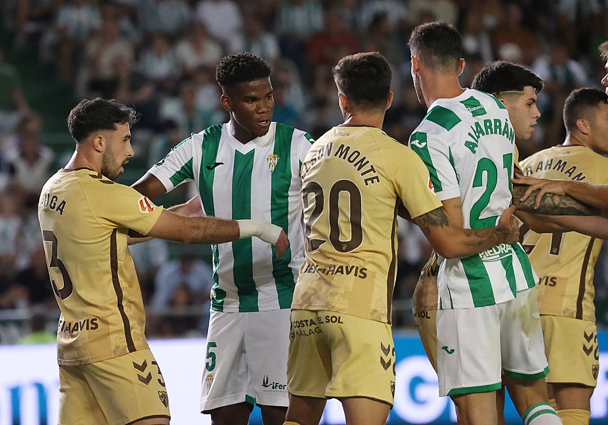 Marvel y Albarrán defienden una jugada ante los jugadores del Málaga