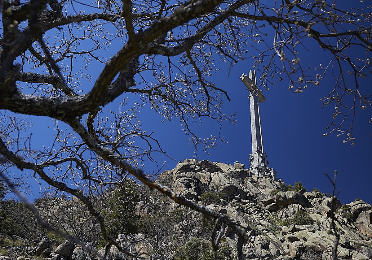 El Gobierno de Ayuso presiona al central para que aplique «sus competencias» a la Cruz de los Caídos