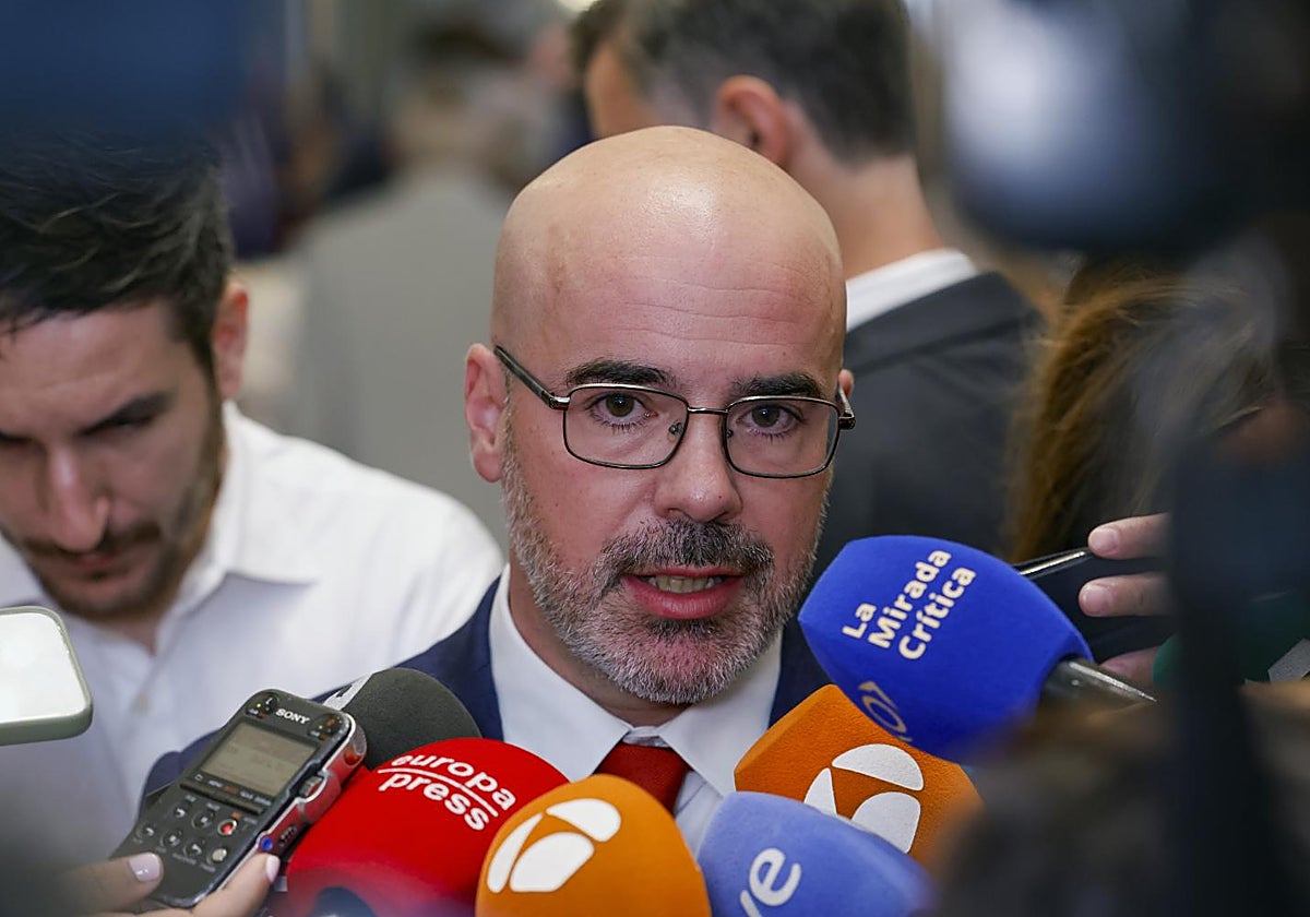 El delegado del Gobierno en Madrid, Francisco Martín, atiende a medios en un desayuno informativo protagonizado por  Isabel Díaz Ayuso, este lunes