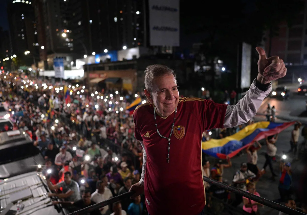 Edmundo González, opositor venezolano ahora exiliado en España, en un mitin en Caracas el 4 de julio